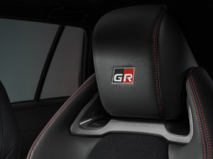 Vernieuwde Toyota Corolla Cross zet grote muil op en doet Volkswagen na