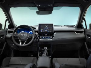 Vernieuwde Toyota Corolla Cross zet grote muil op en doet Volkswagen na