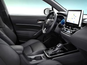 Vernieuwde Toyota Corolla Cross zet grote muil op en doet Volkswagen na