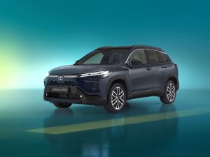 Vernieuwde Toyota Corolla Cross zet grote muil op en doet Volkswagen na