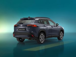Vernieuwde Toyota Corolla Cross zet grote muil op en doet Volkswagen na