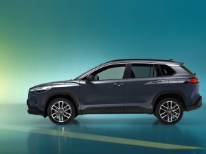Vernieuwde Toyota Corolla Cross zet grote muil op en doet Volkswagen na