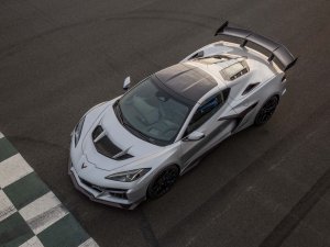 TEST: spotgoedkope Amerikaan daagt Europese hypercars uit