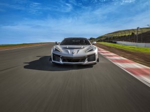 TEST: spotgoedkope Amerikaan daagt Europese hypercars uit
