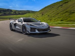 TEST: spotgoedkope Amerikaan daagt Europese hypercars uit
