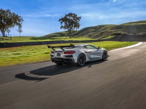 TEST: spotgoedkope Amerikaan daagt Europese hypercars uit