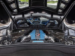 TEST: spotgoedkope Amerikaan daagt Europese hypercars uit