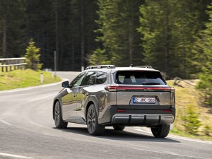 TEST - Deze Toyota gaat de strijd aan met de bestverkochte EV ter wereld