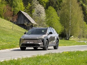 TEST - Deze Toyota gaat de strijd aan met de bestverkochte EV ter wereld