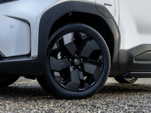 Review: met dit goedkope model wil Toyota je in een elektrische auto lokken