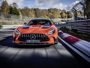 Mercedes-AMG GT Black Series wint wedstrijdje ver plassen