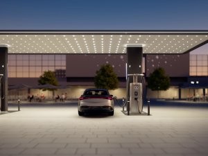 Mercedes doet Tesla na en bouwt eigen laadnetwerk