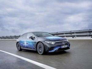 Actieradiusoorlog barst los: BMW en Mercedes in felle strijd om grootste range