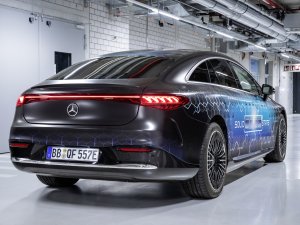 Actieradiusoorlog barst los: BMW en Mercedes in felle strijd om grootste range