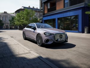 In deze Mercedes red je levens vanuit je luie stoel