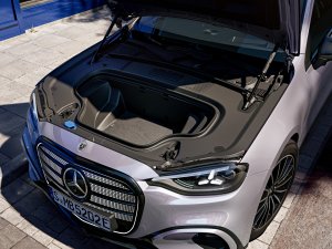 In deze Mercedes red je levens vanuit je luie stoel