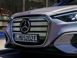 In deze Mercedes red je levens vanuit je luie stoel
