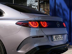In deze Mercedes red je levens vanuit je luie stoel