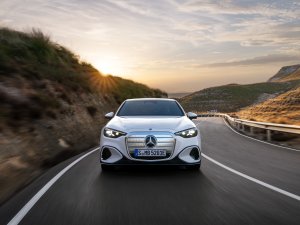In deze Mercedes red je levens vanuit je luie stoel