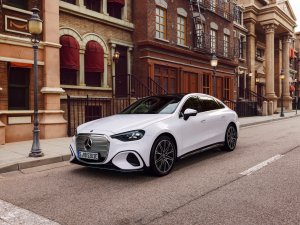 In deze Mercedes red je levens vanuit je luie stoel