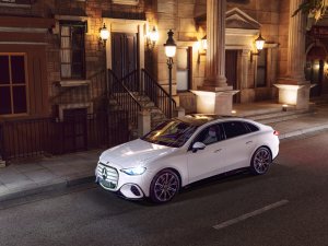 In deze Mercedes red je levens vanuit je luie stoel