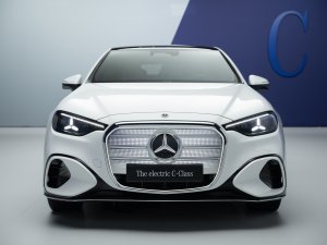 In deze Mercedes red je levens vanuit je luie stoel