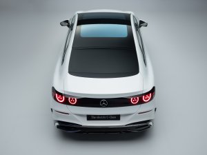 In deze Mercedes red je levens vanuit je luie stoel