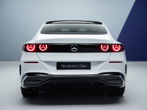 In deze Mercedes red je levens vanuit je luie stoel