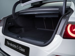 In deze Mercedes red je levens vanuit je luie stoel