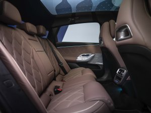 In deze Mercedes red je levens vanuit je luie stoel