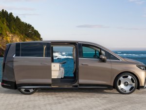 Mercedes VLE: 3 voordelen, 3 nadelen van een extreem luze maar loodzware bus