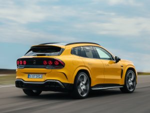 AMG geeft toe dat het de honger naar V8's onderschatte, maar komt met knotsgekke EV