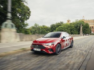 Mercedes troeft Tesla af met zelfrijdende auto, maar er zit een addertje onder het gras