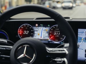 Mercedes troeft Tesla af met zelfrijdende auto, maar er zit een addertje onder het gras