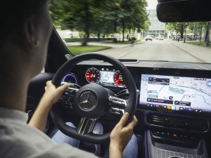 Mercedes troeft Tesla af met zelfrijdende auto, maar er zit een addertje onder het gras