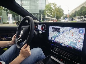 Mercedes troeft Tesla af met zelfrijdende auto, maar er zit een addertje onder het gras