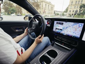 Mercedes troeft Tesla af met zelfrijdende auto, maar er zit een addertje onder het gras