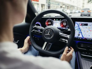 Mercedes troeft Tesla af met zelfrijdende auto, maar er zit een addertje onder het gras