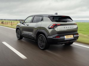 Review: lage prijs is voornaamste reden om voor tikje kleurloze Suzuki e-Vitara (2026) te kiezen
