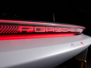 De Porsche Mission R gaat én laadt als de bliksem