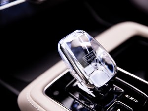Dit automerk had in 2024 een topjaar, maar ontslaat nu duizenden werknemers