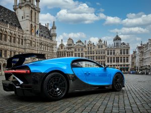 Bugatti Chiron in het hol van de CO2-leeuw