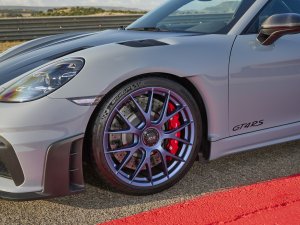 Van de nieuwe Porsche Cayman GT4 RS worden je lachspieren doodmoe