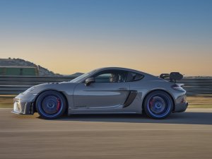 Van de nieuwe Porsche Cayman GT4 RS worden je lachspieren doodmoe