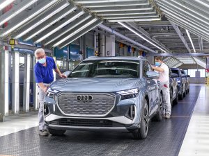 Audi zegt vanaf 2033 geen verbrandingsmotoren meer te bouwen, maar doet het toch