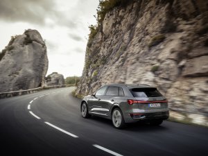 TEST - Audi Q8 E-Tron laadt sneller, rijdt verder en heeft nog steeds één waardeloze optie