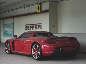 Gevonden in verlaten dealerbedrijf: Ferrari 575 Superamerica, Porsche Carrera GT