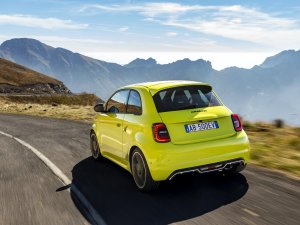 Waarom de Abarth 500e plotseling 2000 euro goedkoper is geworden