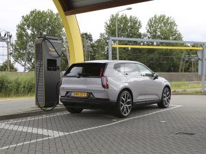 Volvo EX60 laadt sneller met 370 kW dan BMW iX3 met 400 kW