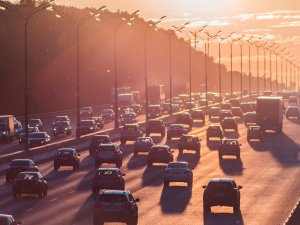 Betalen naar gebruik: autobranche wil veelrijders belasten met rekeningrijden